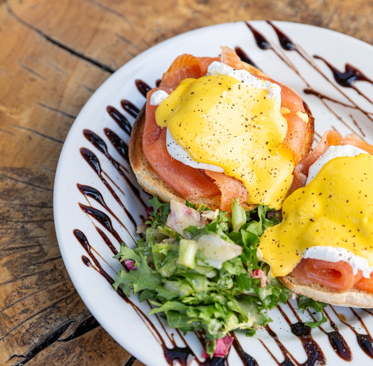 Eggs Benedict with smoked salmon and hollandaise